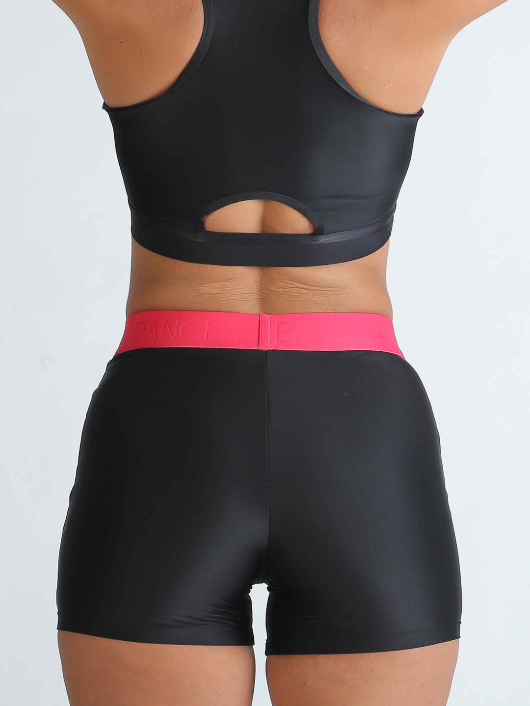 Short di gymnastique taille basse rosa vif - vue arrière - large bande élastique