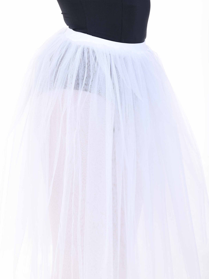 Détail of the tutu romantique white in tulle – skirt longue and légère idéale for the ballet.