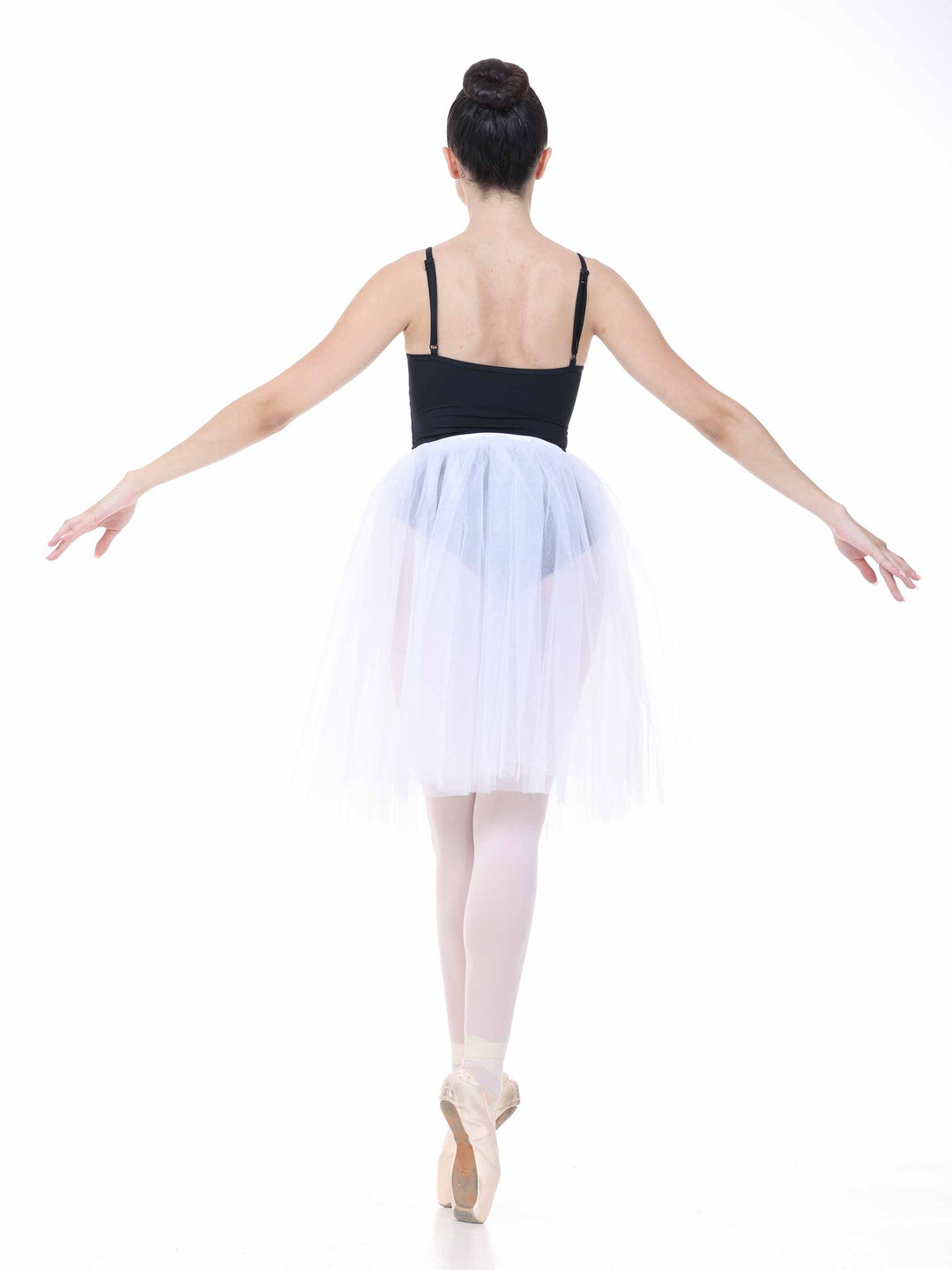 Vue arrière d’a dancer in tutu white on pointes – tenue elegant for the ballet.