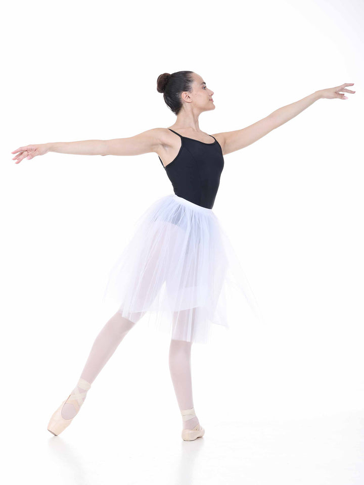 Danseuse portant a tutu romantique white – skirt flowing and aérienne in tulle doux.