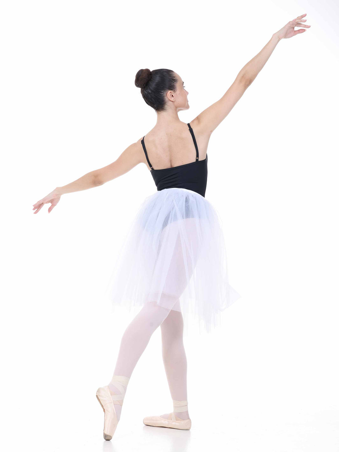 Ballerine in tutu white mi-long – movement gracieux and silhouette of ballet.