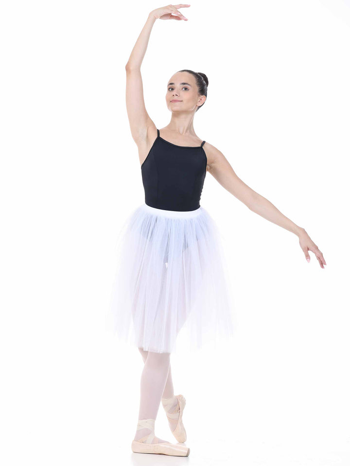 Pose artistique in tutu romantique white – tenue raffinée for répétitions and stage.