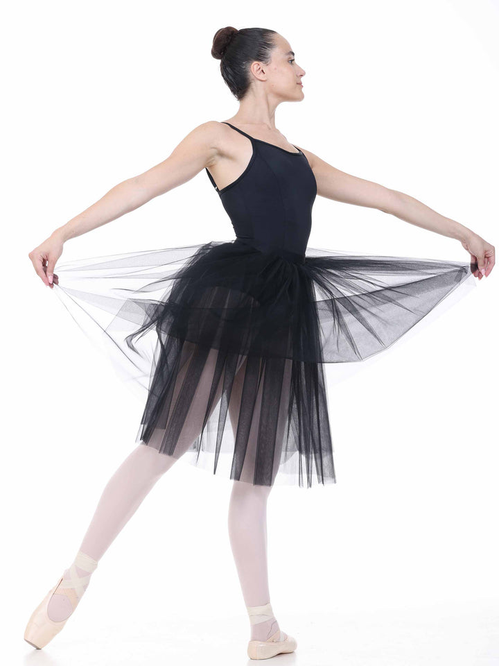 Danseuse en tutu romantique black effectuant une pose classique – skirt longue en tulle flowing pour ballet.