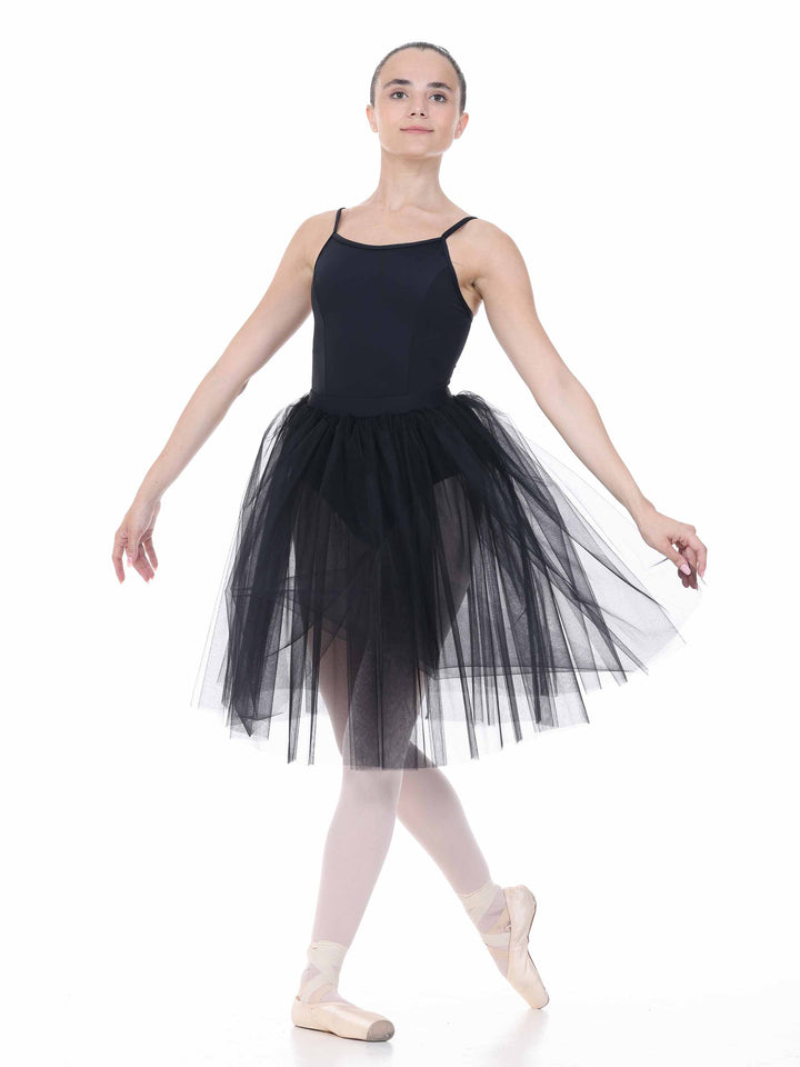 Ballerine portant a tutu romantique black with bretelles fines – tenue elegant for ballet.