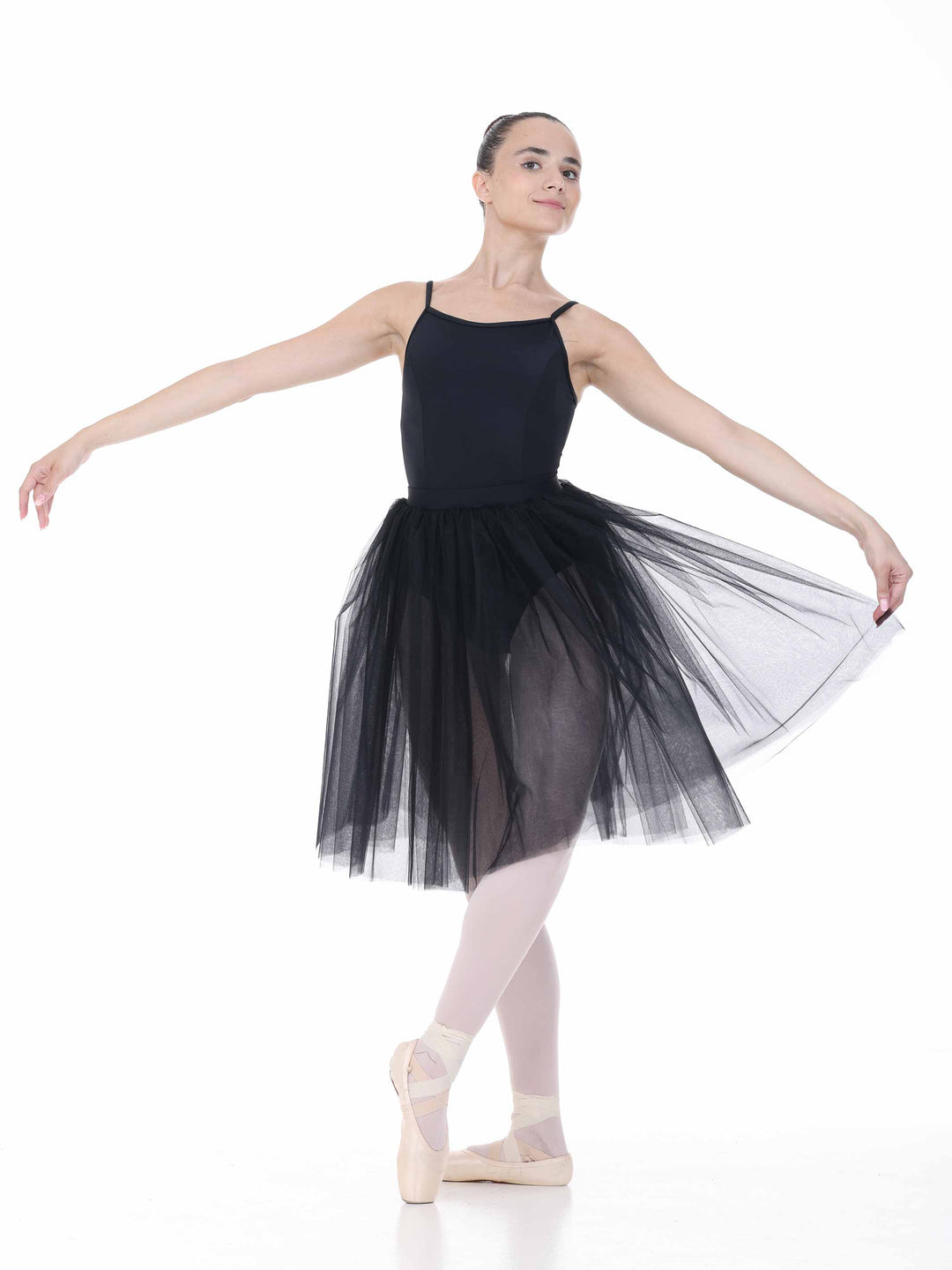 Danseuse in tutu black mi-long, silhouette gracieuse – tenue of ballet for women.