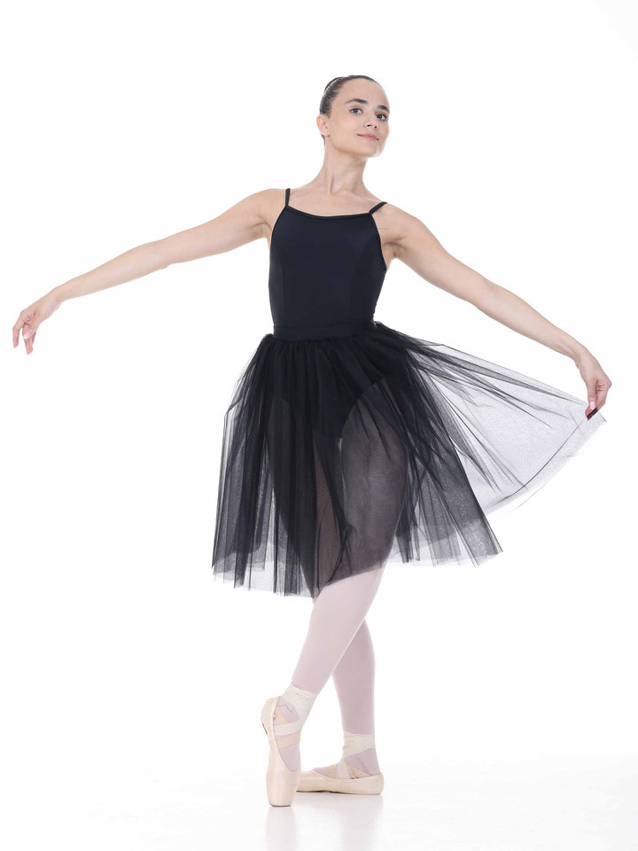Danseuse in tutu black mi-long, silhouette gracieuse – tenue of ballet for women.