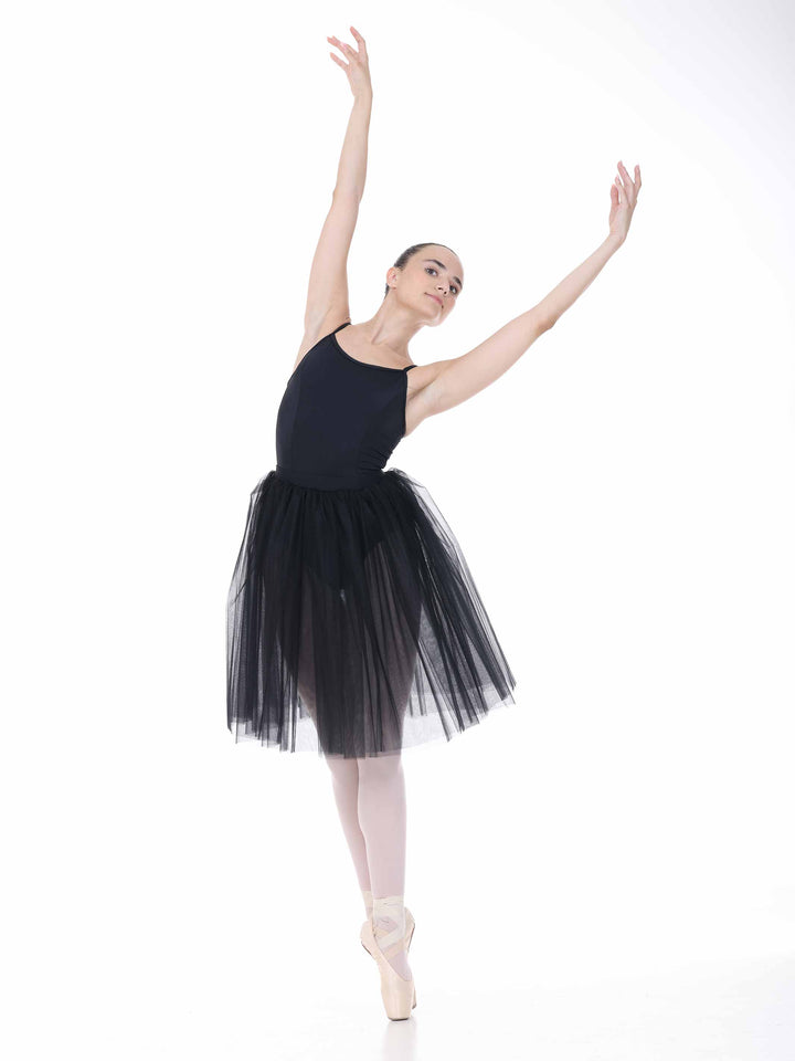 Pose artistique in tutu romantique black – dress of ballet flowing and féminine.