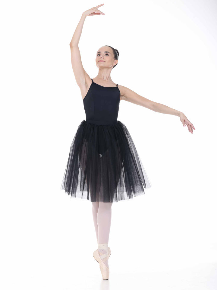 Tutu black long of style romantique porté par a dancer on pointes – movement elegant.