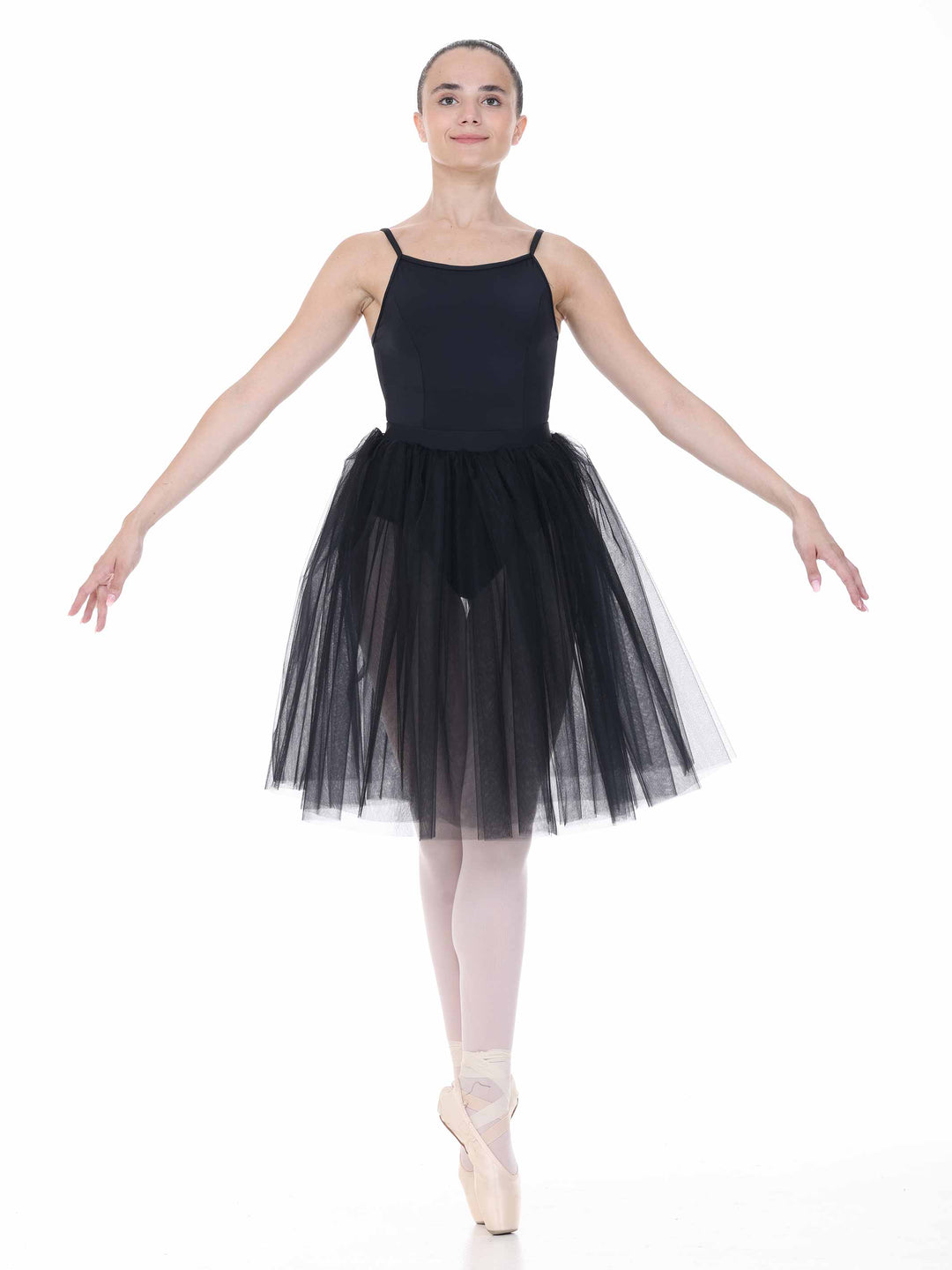 Vue of face d’a ballerine in tutu romantique black – tenue raffinée for the stage and the class.