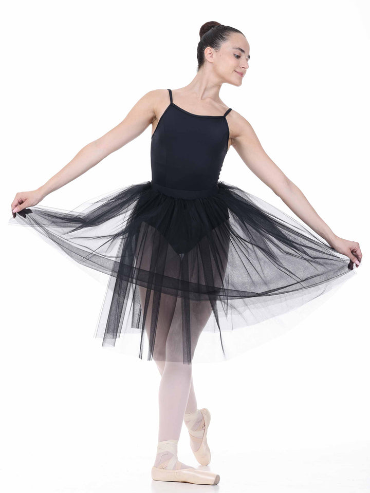 Danseuse classique in tutu black in tulle, posant dans a position of ballet – look romantique.